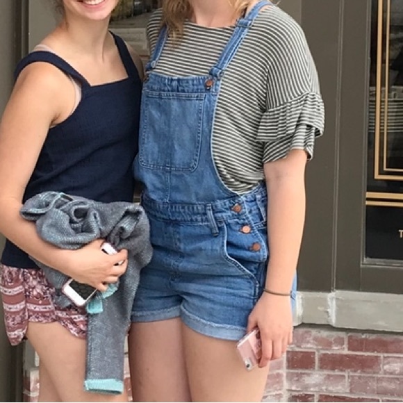 Cute Ruffle sleeve top. - Picture 4 of 4